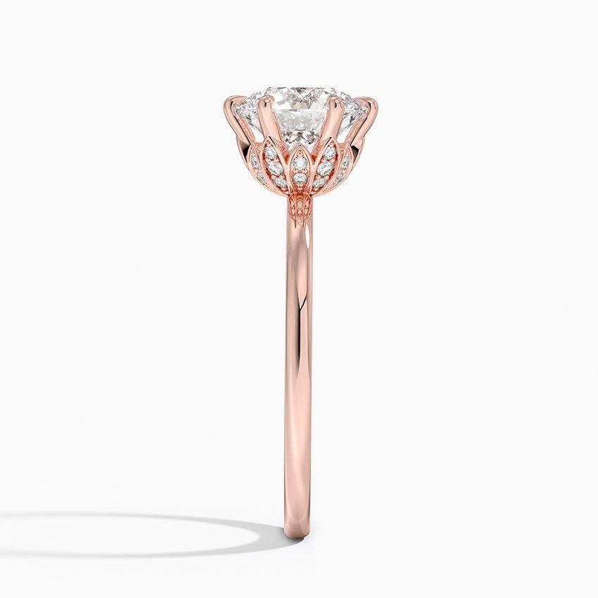 Förlovningsring i roséguld med dolt halo