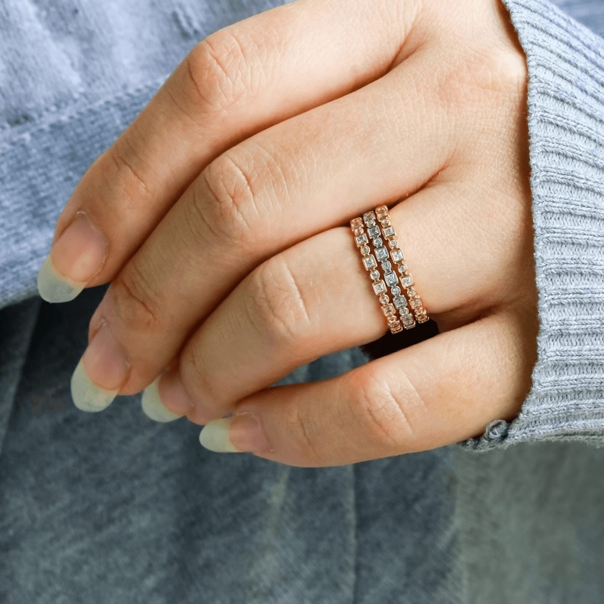 Modera ringar i röd, vit och roseguld med diamanter infattade runt hela ringen
