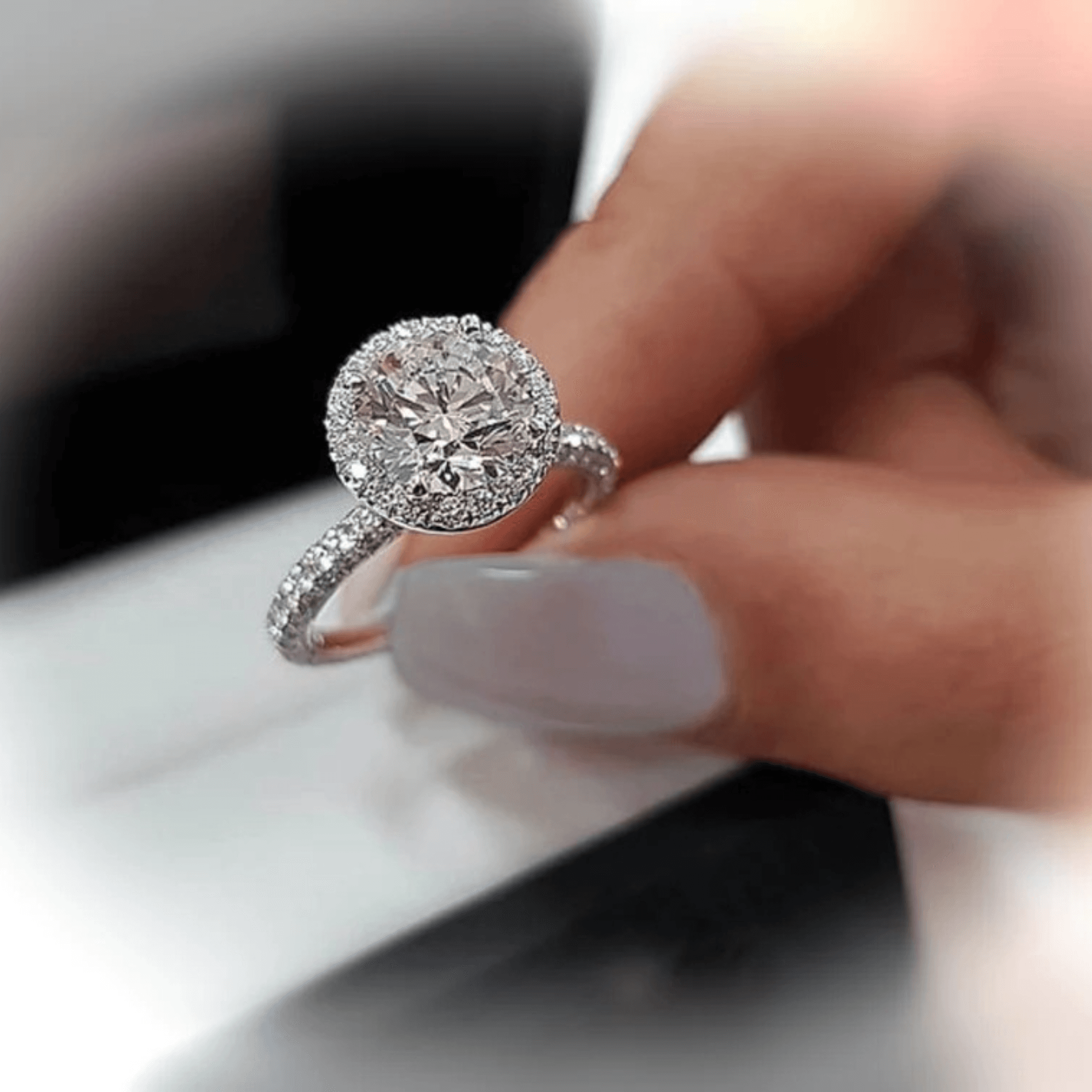 Elegant haloring i vitguld med briljant diamanter